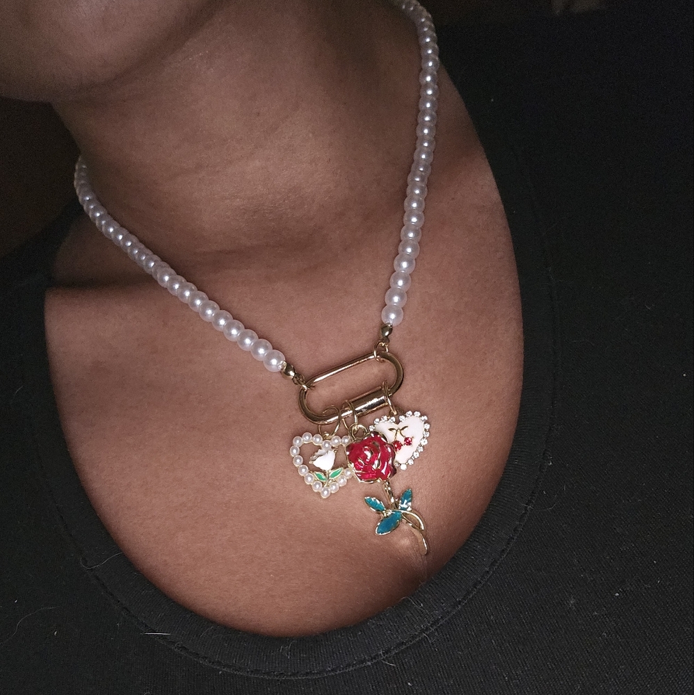 Elegant Pearl and Gold Necklace with Floral Accents